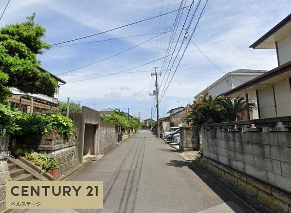 木更津市八幡台2丁目の中古一戸建て(前面道路含む現地写真)