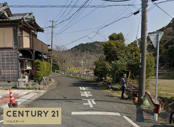 南房総市富浦町宮本の中古一戸建て(前面道路含む現地写真)