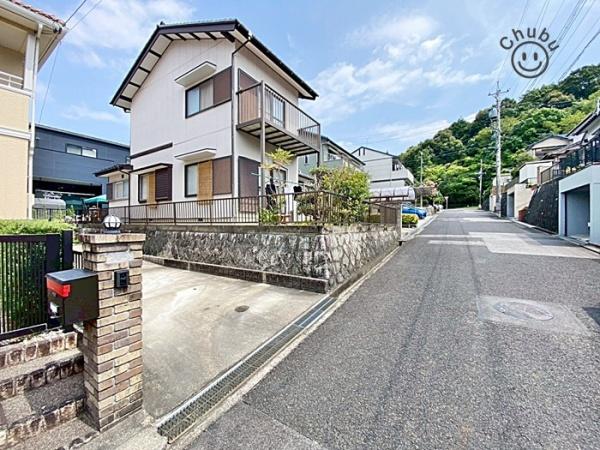 岡崎市滝町字丸根の中古一戸建て(前面道路含む現地写真)