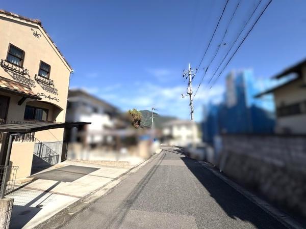広島市安佐北区亀崎4丁目の中古一戸建て(前面道路含む現地写真)