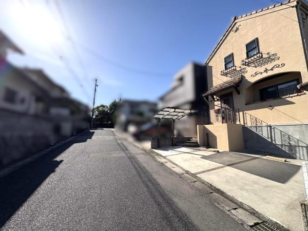 広島市安佐北区亀崎4丁目の中古一戸建て(前面道路含む現地写真)