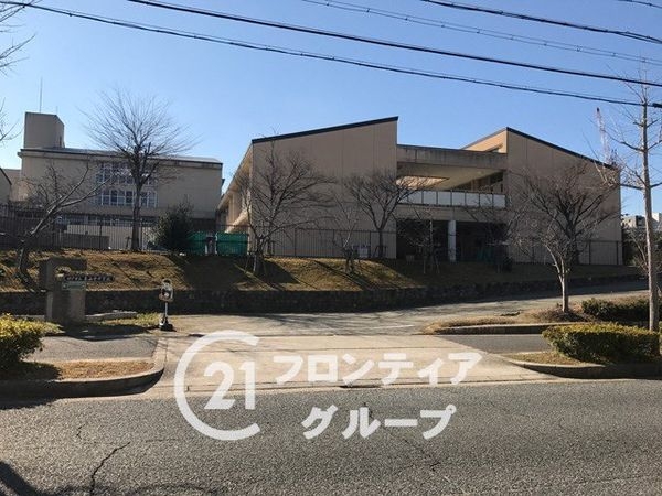 研究学園６団地　530号棟東(太山寺中学校)