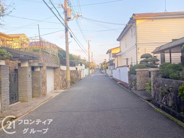 神戸市須磨区白川台1丁目 新築一戸建て 2号棟(前面道路含む現地写真)