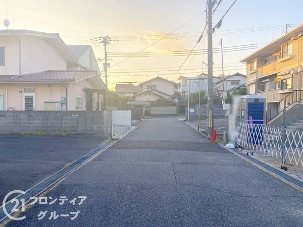 神戸市須磨区白川台1丁目 新築一戸建て 2号棟(前面道路含む現地写真)