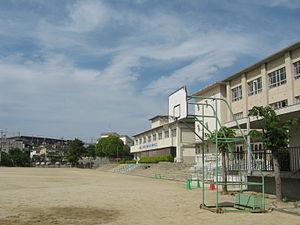 香里三井団地 A13棟(寝屋川市立第六中学校)