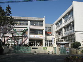 香里三井団地A-10号棟(寝屋川市立三井小学校)