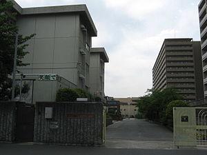 寝屋川サンハイツB棟(寝屋川市立友呂岐中学校)