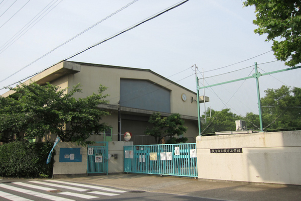 枚方市桜町の中古一戸建て(枚方市立枚方小学校)