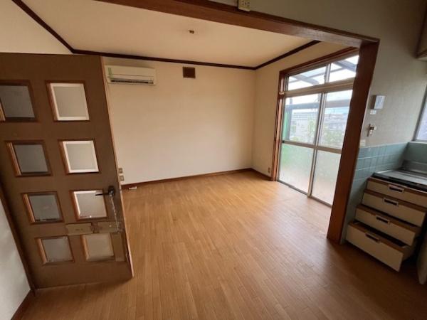 枚方市釈尊寺町の中古一戸建て(リビング)
