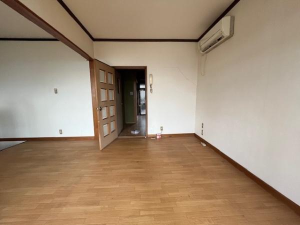 枚方市釈尊寺町の中古一戸建て(リビング)