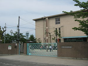 枚方市松丘町の中古一戸建て(枚方市立中宮小学校)