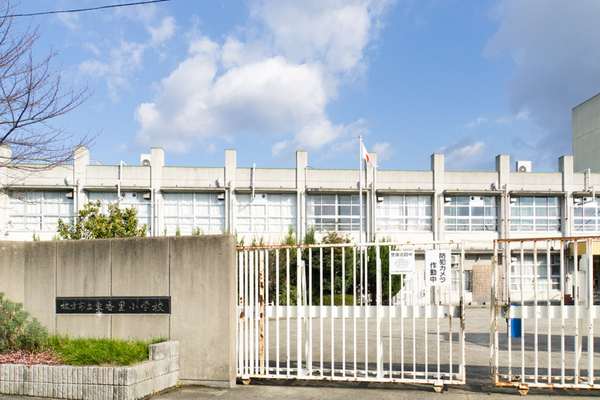 枚方市東香里元町の新築一戸建(枚方市立東香里小学校)