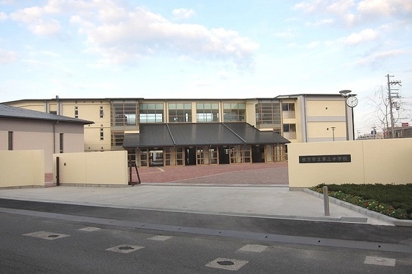 枚方市養父東町の中古一戸建て(枚方市立第三中学校)