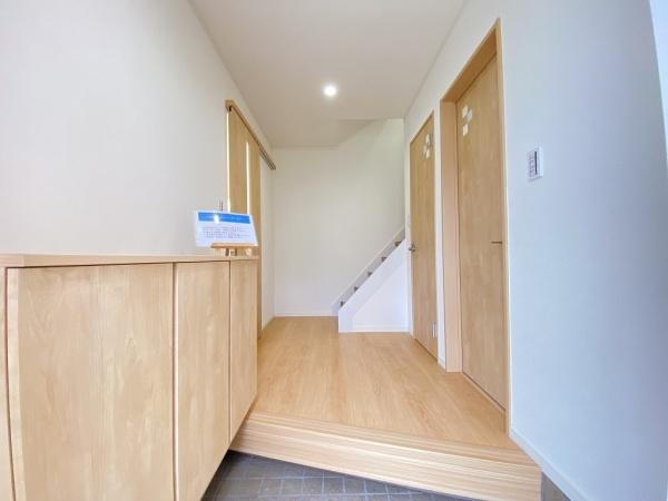 神戸市西区天が岡の中古一戸建て(玄関)