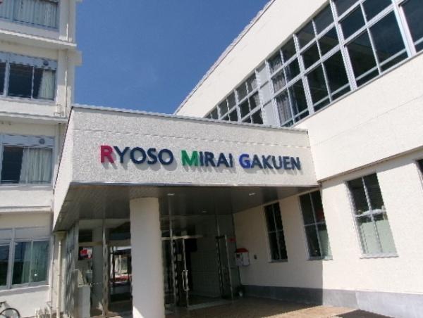 加古川市上荘町都染の中古一戸建て(加古川市立両荘みらい学園)