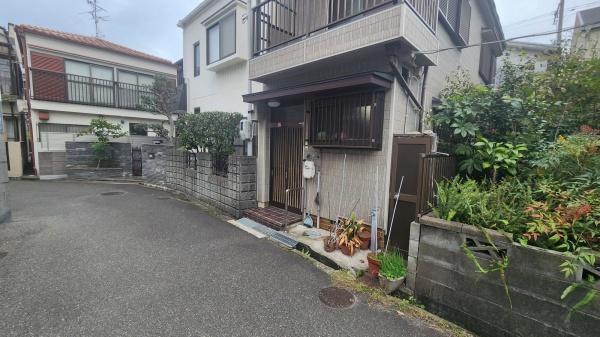 大東市明美の里町の中古一戸建て(前面道路含む現地写真)