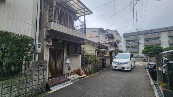 大東市明美の里町の中古一戸建て(前面道路含む現地写真)