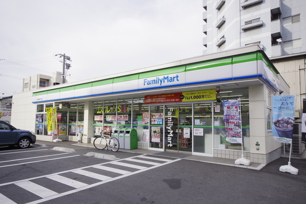 グランドパレス到津(ファミリーマート小倉上到津二丁目店)