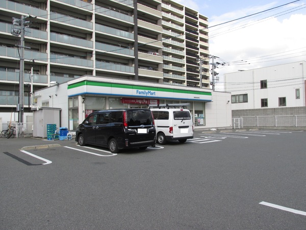 アンピール箱崎東(ファミリーマート福岡箱崎公園前店)