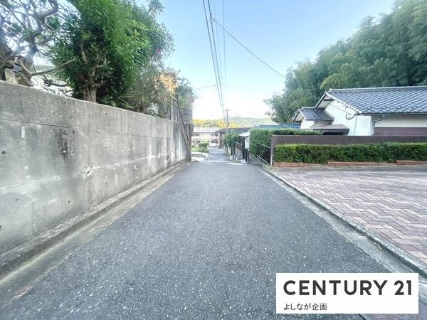 宗像市石丸2丁目の中古一戸建て(前面道路含む現地写真)