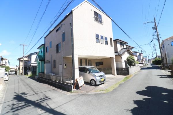 格納スペース充実の鉄骨３階建て♪