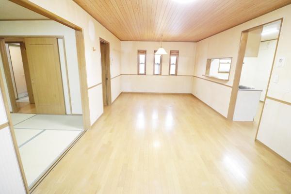 内野台3丁目離れ　ガレージ付き中古住宅角地です