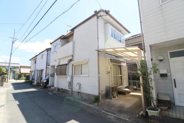 スーパーと中学校が近い　コンパクトながら4部屋あります