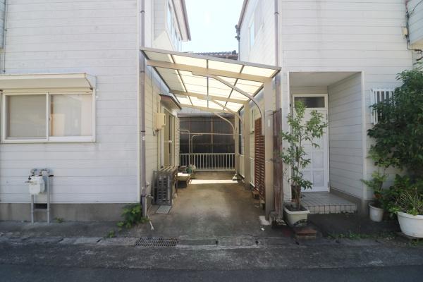 スーパーと中学校が近い　コンパクトながら4部屋あります