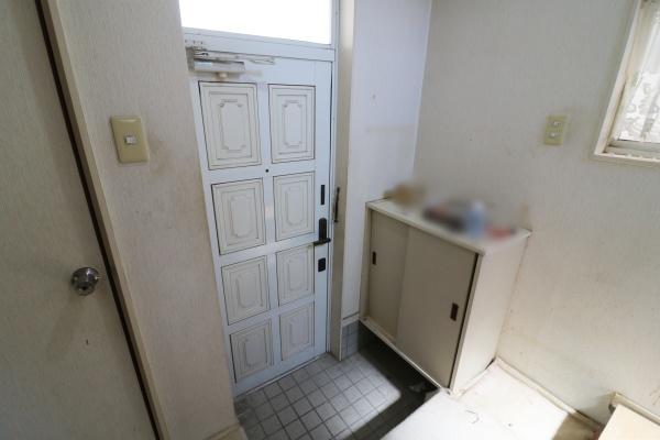 スーパーと中学校が近い　コンパクトながら4部屋あります