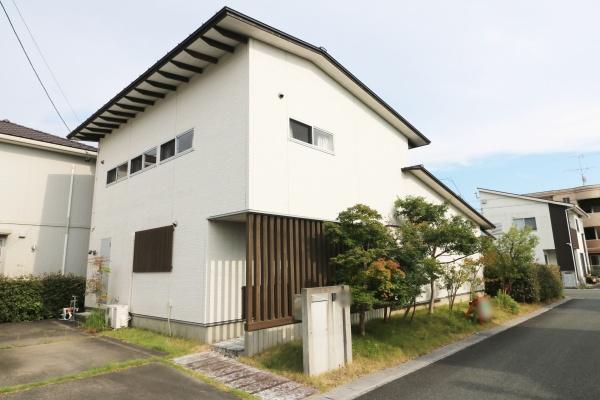 無垢座を使用したこだわりの住宅　敷地広々96坪の南西角地