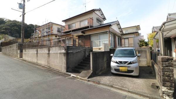 高台に位置する新居町内山の戸建て