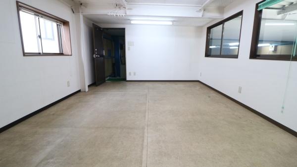 事務も　作業も　保管も　すべてが一棟に