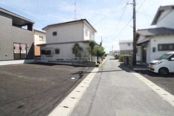 磐田市豊岡第11新築全2棟 1号棟(前面道路含む現地写真)