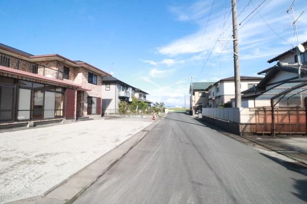 袋井市新屋4丁目の中古一戸建て(前面道路含む現地写真)