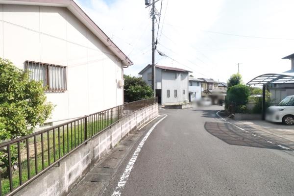掛川市大坪台の中古一戸建て(前面道路含む現地写真)