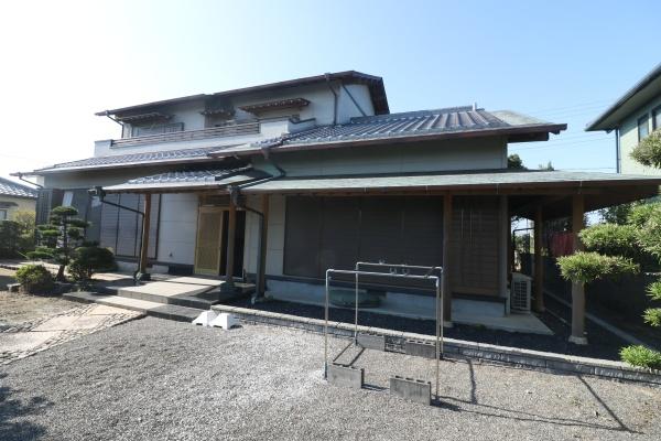 広々とした敷地の和邸宅