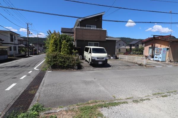 角地　数年前にリフォーム　広々した駐車場