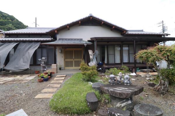 駐車場収入有り　広大な敷地の中古住宅