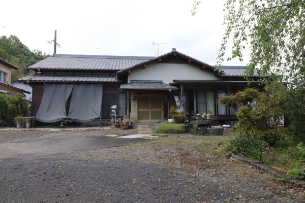 駐車場収入有り　広大な敷地の中古住宅