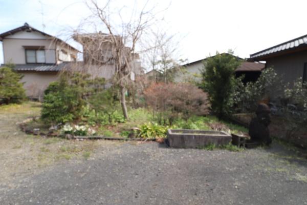駐車場収入有り　広大な敷地の中古住宅