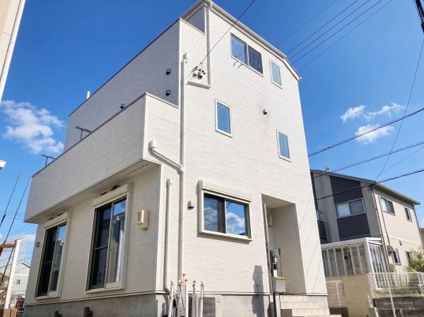 静岡市清水区有東坂　３階建て・角地・利便性良好　中古住宅