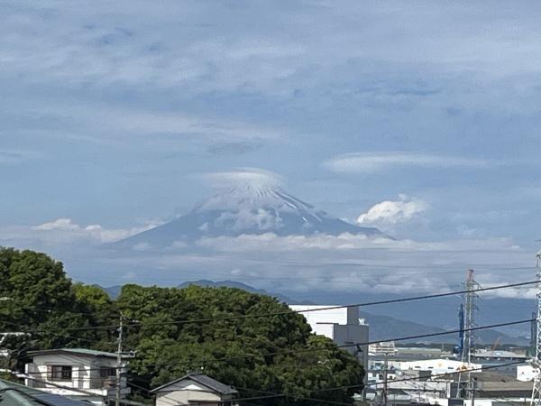 重量鉄骨の邸宅から望む、贅沢な富士山ビュー
