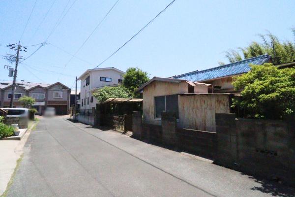 小学校が近く前面道路は交通量少ない三本木町