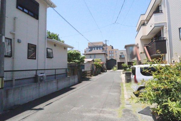 小学校が近く前面道路は交通量少ない三本木町