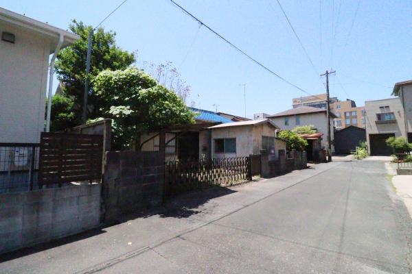 小学校が近く前面道路は交通量少ない三本木町
