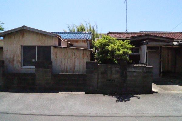 小学校が近く前面道路は交通量少ない三本木町