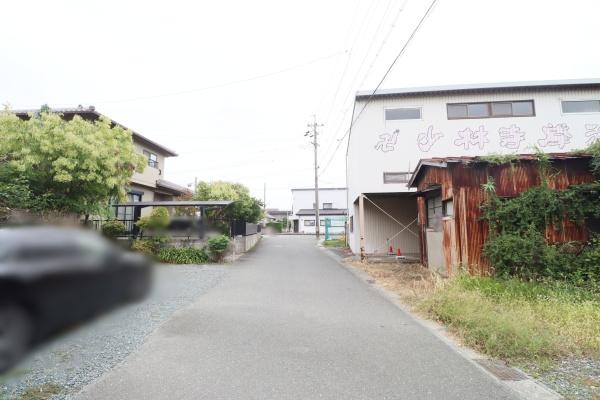 豊橋市大岩町字西郷内の中古一戸建て(前面道路含む現地写真)