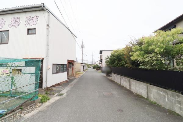 豊橋市大岩町字西郷内の中古一戸建て(前面道路含む現地写真)