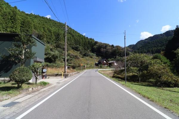 新城市細川字広見の中古一戸建て(前面道路含む現地写真)