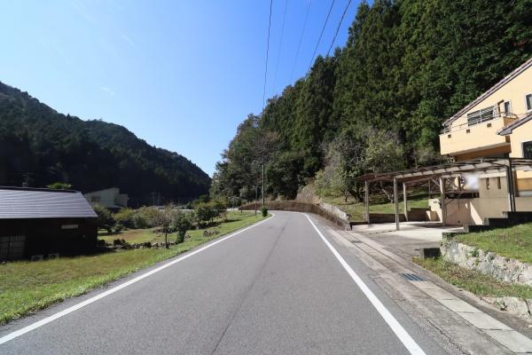 新城市細川字広見の中古一戸建て(前面道路含む現地写真)